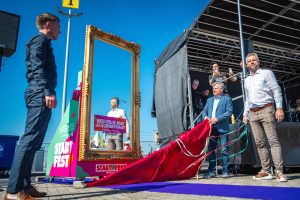 foto Onthulling van de StartFest spiegel door Arwin Nimis van het Drenthe College, 
Frank Bulthuis van Hof van Saksen en Auke Tel van Complies.

